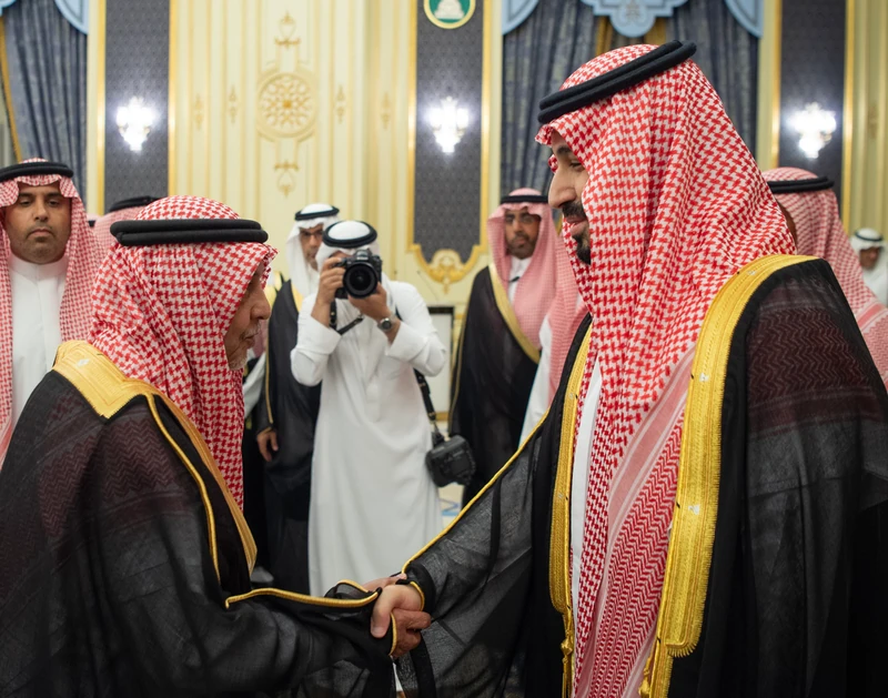 سمو سيدي ولي العهد يستقبل أصحاب السمو والفضيلة والمعالي وجمعاً من المواطنين في جدة. - صورة 7