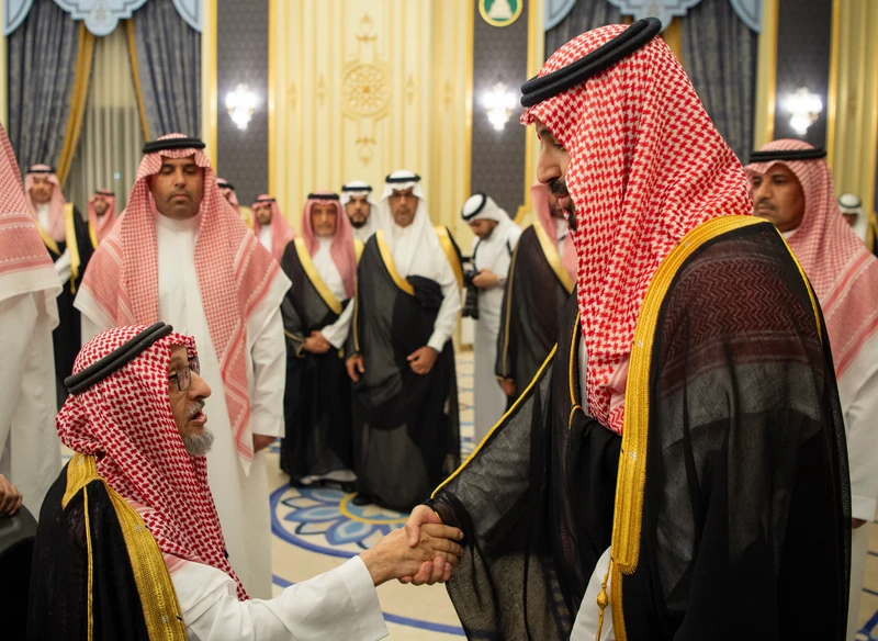 سمو سيدي ولي العهد يستقبل أصحاب السمو والفضيلة والمعالي وجمعاً من المواطنين في جدة. - صورة 10
