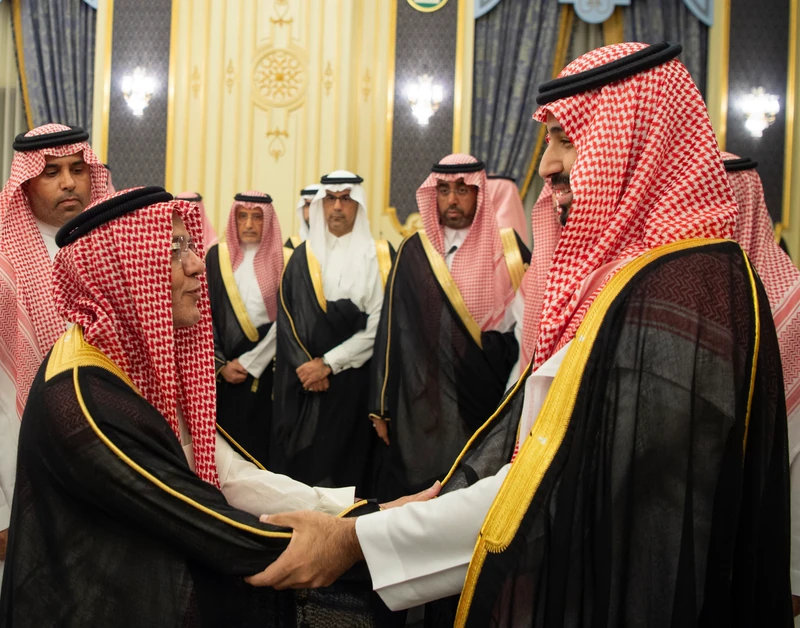 سمو سيدي ولي العهد يستقبل أصحاب السمو والفضيلة والمعالي وجمعاً من المواطنين في جدة. - صورة 6