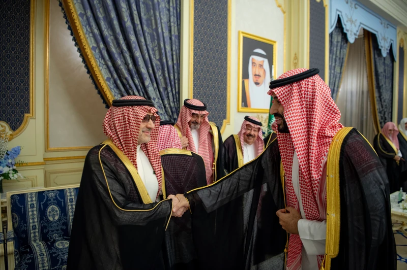 سمو سيدي ولي العهد يستقبل أصحاب السمو والفضيلة والمعالي وجمعاً من المواطنين في جدة. - صورة 3