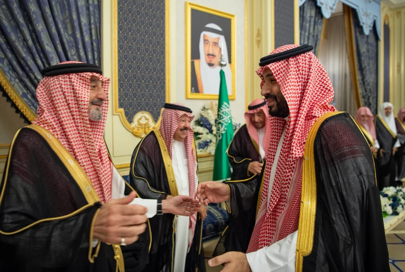 سمو سيدي ولي العهد يستقبل أصحاب السمو والفضيلة والمعالي وجمعاً من المواطنين في جدة. - صورة 2