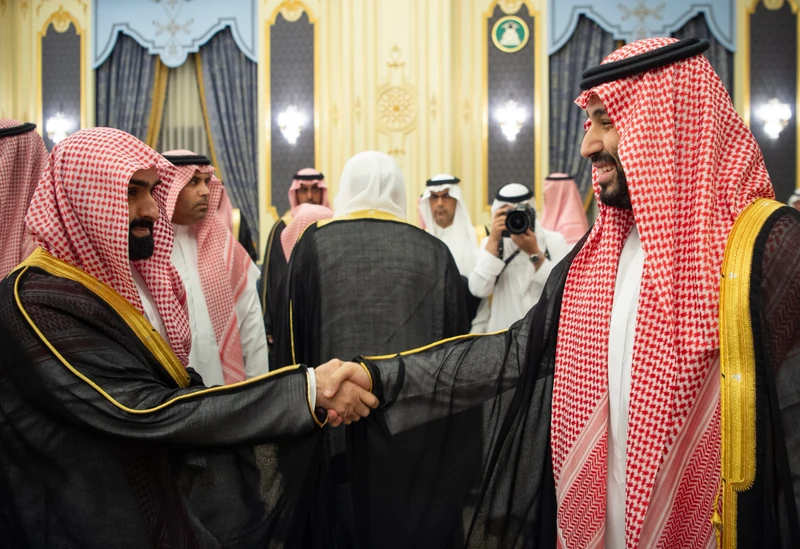 سمو سيدي ولي العهد يستقبل أصحاب السمو والفضيلة والمعالي وجمعاً من المواطنين في جدة. - صورة 4
