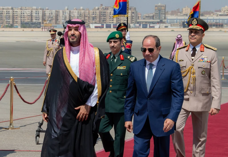 سمو سيدي ولي العهد يصل إلى العاصمة المصرية القاهرة، في زيارة عمل، وفي مقدمة مستقبليه فخامة الرئيس المصري. - صورة 3