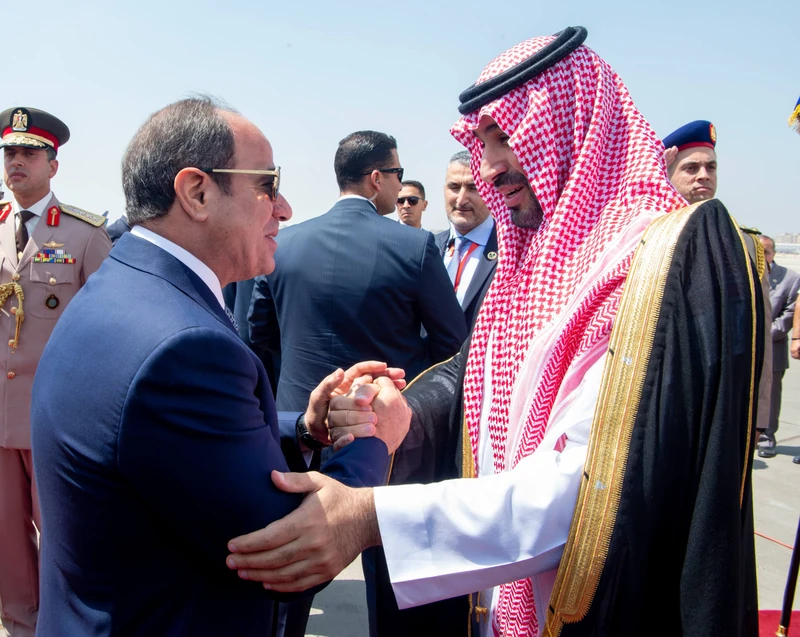 سمو سيدي ولي العهد يصل إلى العاصمة المصرية القاهرة، في زيارة عمل، وفي مقدمة مستقبليه فخامة الرئيس المصري. - صورة 2